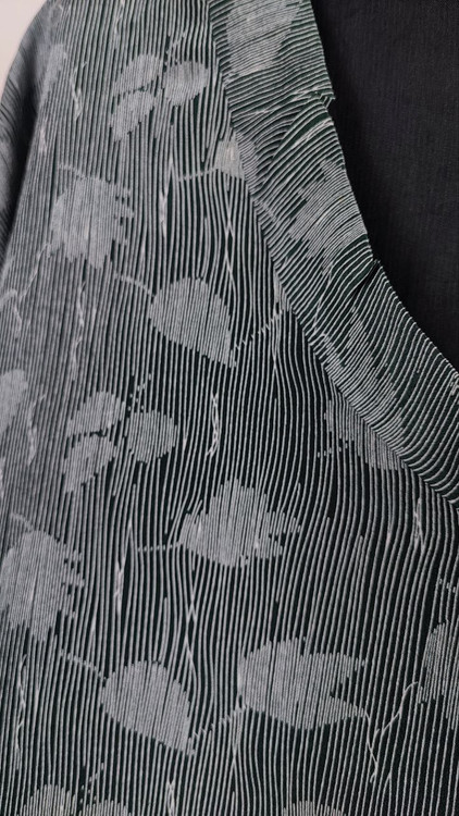 شومیز زنانه استوک برند TOAST طرحدار تیره با آستین کوتاه، مناسب سایز ۳۸–۴۰، فرم آزاد و راحت روی تن مدل.