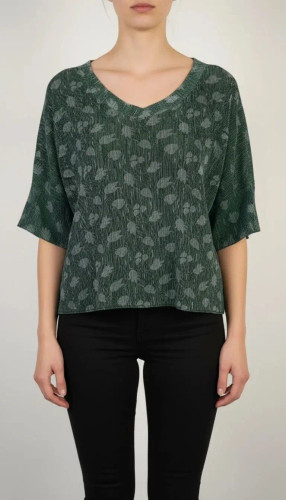 شومیز زنانه استوک برند TOAST طرحدار تیره با آستین کوتاه، مناسب سایز ۳۸–۴۰، فرم آزاد و راحت روی تن مدل.