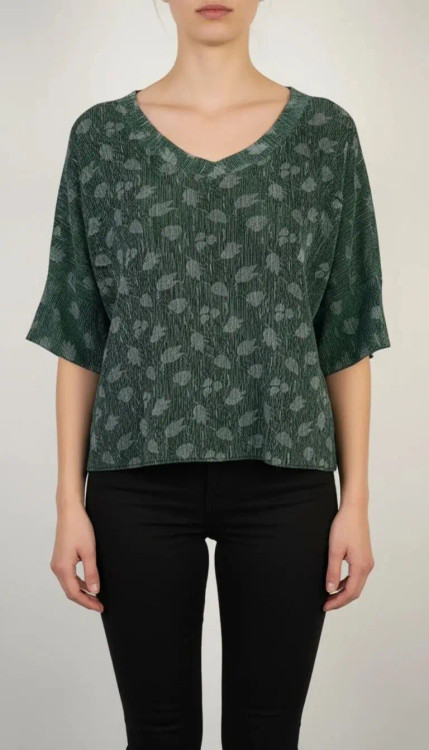 شومیز زنانه استوک برند TOAST طرحدار تیره با آستین کوتاه، مناسب سایز ۳۸–۴۰، فرم آزاد و راحت روی تن مدل.