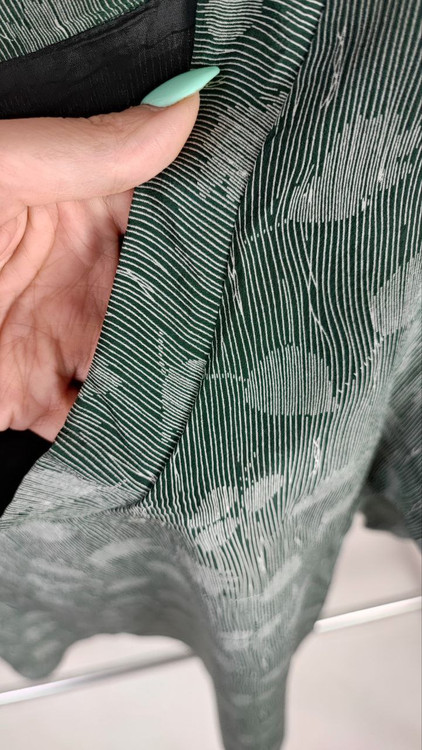 شومیز زنانه استوک برند TOAST طرحدار تیره با آستین کوتاه، مناسب سایز ۳۸–۴۰، فرم آزاد و راحت روی تن مدل.