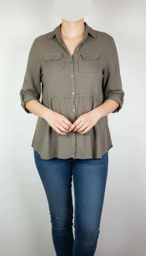 شومیز زنانه استوک رنگ خنثی، آستینسهربع، یقه ساده، فرم راحت و مرتب، مناسب استایل روزمره، ایستاده روی مدل با پسزمینه روشن.