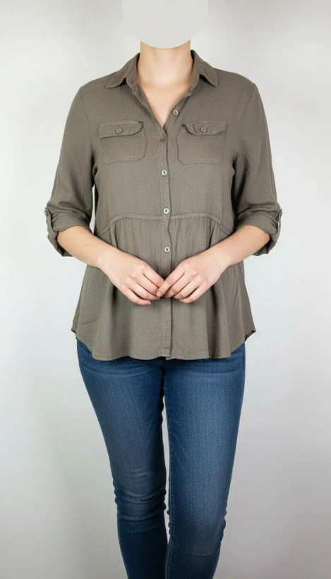 شومیز زنانه استوک رنگ خنثی، آستینسهربع، یقه ساده، فرم راحت و مرتب، مناسب استایل روزمره، ایستاده روی مدل با پسزمینه روشن.