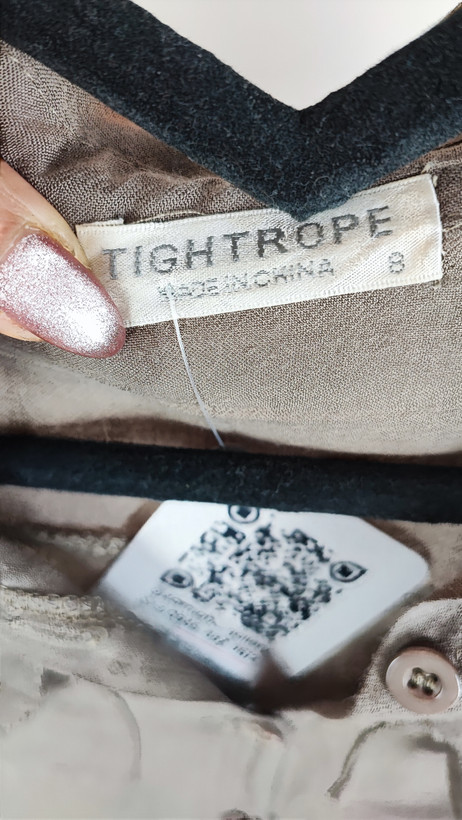 شومیز زنانه استوک رنگ خنثی، آستینسهربع، یقه ساده، فرم راحت و مرتب، مناسب استایل روزمره، ایستاده روی مدل با پسزمینه روشن.