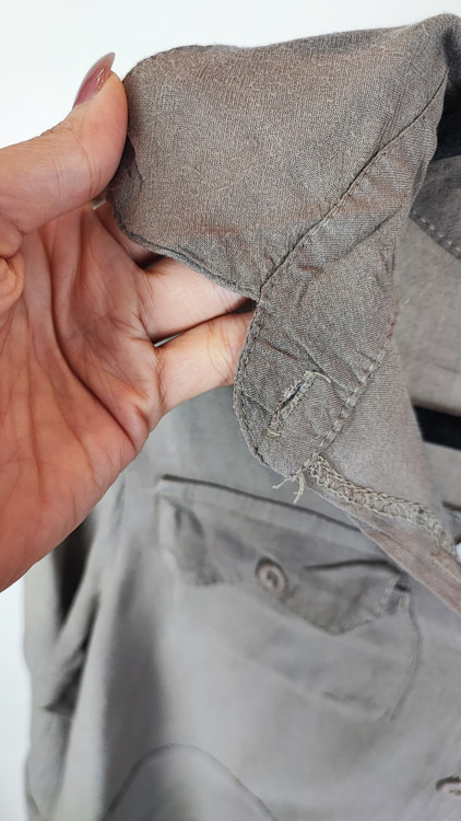 شومیز زنانه استوک رنگ خنثی، آستینسهربع، یقه ساده، فرم راحت و مرتب، مناسب استایل روزمره، ایستاده روی مدل با پسزمینه روشن.