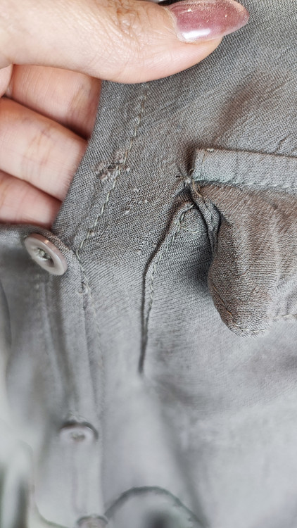 شومیز زنانه استوک رنگ خنثی، آستینسهربع، یقه ساده، فرم راحت و مرتب، مناسب استایل روزمره، ایستاده روی مدل با پسزمینه روشن.