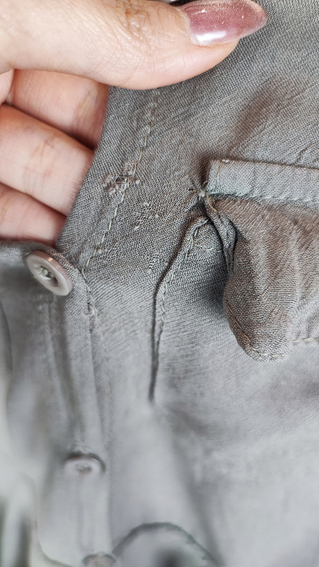 شومیز زنانه استوک رنگ خنثی، آستینسهربع، یقه ساده، فرم راحت و مرتب، مناسب استایل روزمره، ایستاده روی مدل با پسزمینه روشن.