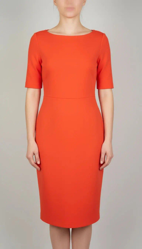 پیراهن زنانه استوک قرمز، آستین کوتاه با یقه باز، فرم ساده و جذب، قد میدی بلند، مناسب استایل رسمی و نیمهمجلس، ایستاده روی مدل با پسزمینه روشن.