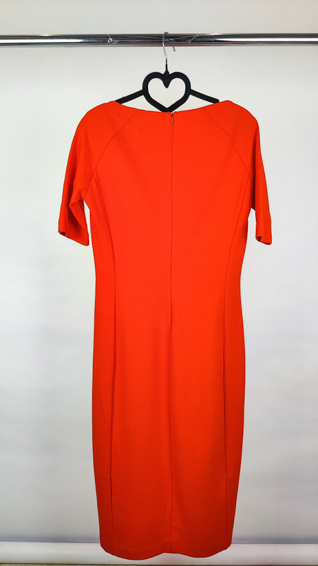 پیراهن زنانه استوک قرمز، آستین کوتاه با یقه باز، فرم ساده و جذب، قد میدی بلند، مناسب استایل رسمی و نیمهمجلس، ایستاده روی مدل با پسزمینه روشن.