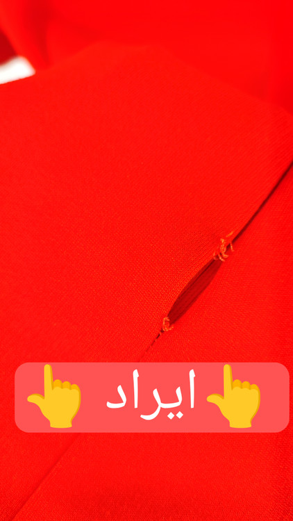 پیراهن زنانه استوک قرمز، آستین کوتاه با یقه باز، فرم ساده و جذب، قد میدی بلند، مناسب استایل رسمی و نیمهمجلس، ایستاده روی مدل با پسزمینه روشن.