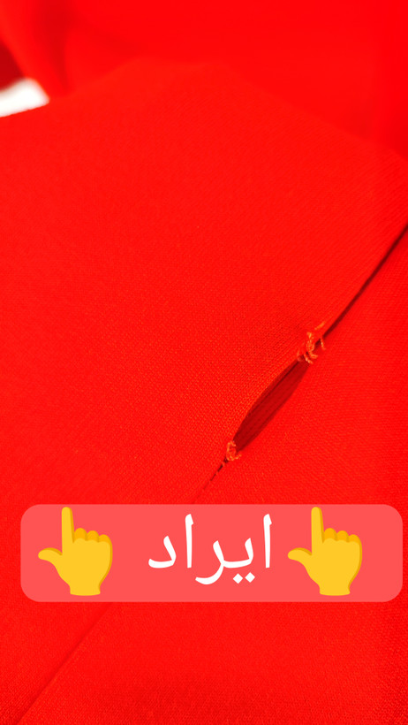 پیراهن زنانه استوک قرمز، آستین کوتاه با یقه باز، فرم ساده و جذب، قد میدی بلند، مناسب استایل رسمی و نیمهمجلس، ایستاده روی مدل با پسزمینه روشن.