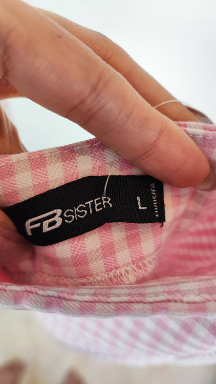 پیراهن زنانه استوک سفید/آفوایت، بدون آستین با یقه صاف و بند ظریف، فرم ساده و مینیمال، قد زیر زانو، تنخور مرتب و شیک، ایستاده روی مدل با پسزمینه روشن.