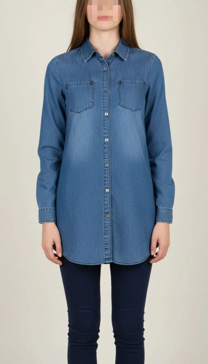 شومیز زنانه جین استوک آبی، آستین سهربع با یقه کلاسیک، قد متوسط و فرم ظریف، تنخور مرتب و جذب، ایستاده روی مدل با پسزمینه روشن.