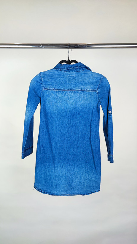 شومیز زنانه جین استوک آبی، آستین سهربع با یقه کلاسیک، قد متوسط و فرم ظریف، تنخور مرتب و جذب، ایستاده روی مدل با پسزمینه روشن.