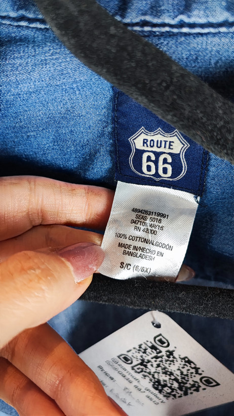 شومیز زنانه جین استوک آبی، آستین سهربع با یقه کلاسیک، قد متوسط و فرم ظریف، تنخور مرتب و جذب، ایستاده روی مدل با پسزمینه روشن.