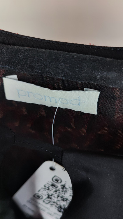 پیراهن زنانه استوک دو رنگ با ترکیب سرمهای و آجری، آستین سهربع و فرم آزاد، قد زیر زانو، ایستاده روی مدل با پسزمینه روشن.