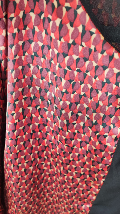 پیراهن زنانه استوک دو رنگ با ترکیب سرمهای و آجری، آستین سهربع و فرم آزاد، قد زیر زانو، ایستاده روی مدل با پسزمینه روشن.