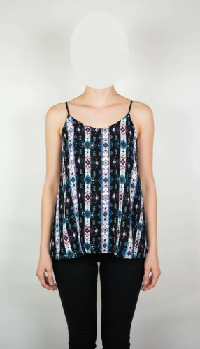 تاپ زنانه استوک طرحدار با ترکیب رنگ تیره، بندی و بدون آستین، فرم آزاد و قد متوسط، ایستاده روی مدل با پسزمینه روشن