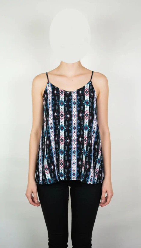 تاپ زنانه استوک طرحدار با ترکیب رنگ تیره، بندی و بدون آستین، فرم آزاد و قد متوسط، ایستاده روی مدل با پسزمینه روشن