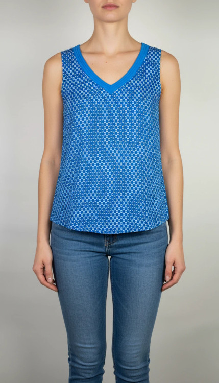 تاپ زنانه استوک وارداتی آبی با یقه هفت، بدون آستین، فرم ساده و جذب، مناسب استایل روزمره، روی تن مدل با پسزمینه روشن.