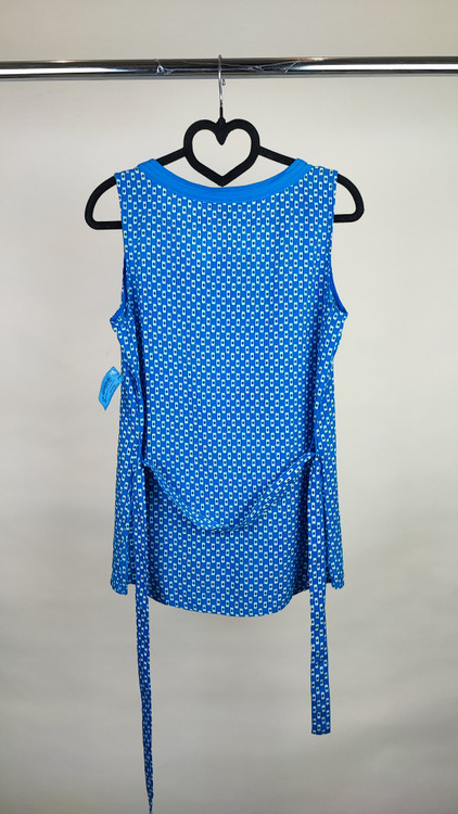 تاپ زنانه استوک وارداتی آبی با یقه هفت، بدون آستین، فرم ساده و جذب، مناسب استایل روزمره، روی تن مدل با پسزمینه روشن.