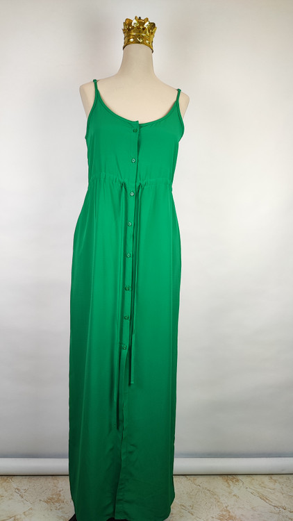 پیراهن زنانه استوک وارداتی سبز، بدون آستین، یقه ساده، قد بلند و فرم آزاد، مناسب استایل روزمره و مهمانی، روی تن مدل با پسزمینه روشن.