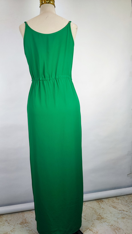 پیراهن زنانه استوک وارداتی سبز، بدون آستین، یقه ساده، قد بلند و فرم آزاد، مناسب استایل روزمره و مهمانی، روی تن مدل با پسزمینه روشن.