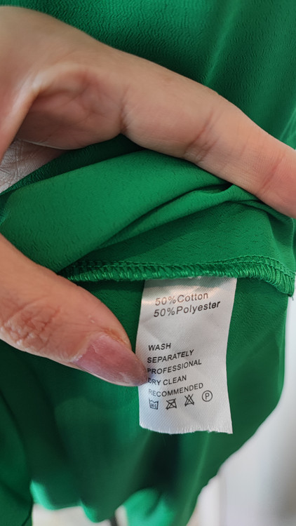 پیراهن زنانه استوک وارداتی سبز، بدون آستین، یقه ساده، قد بلند و فرم آزاد، مناسب استایل روزمره و مهمانی، روی تن مدل با پسزمینه روشن.