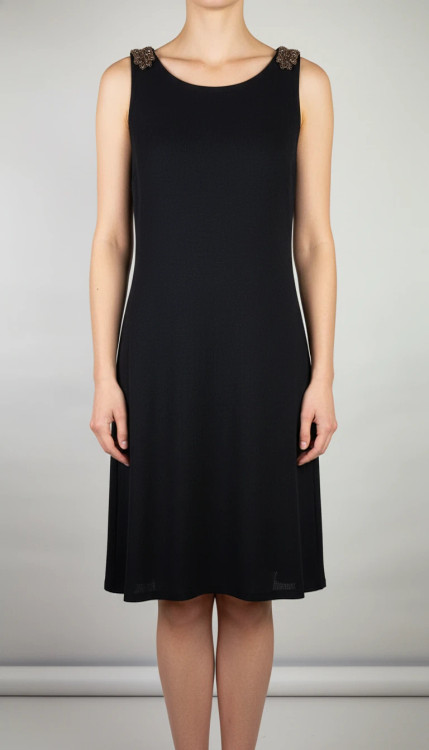 پیراهن زنانه وارداتی استوک مشکی، بدون آستین، یقه گرد، قد تا روی زانو، فرم ساده و جذب، مناسب استایل مجلسی و مینیمال، روی تن مدل با پسزمینه روشن