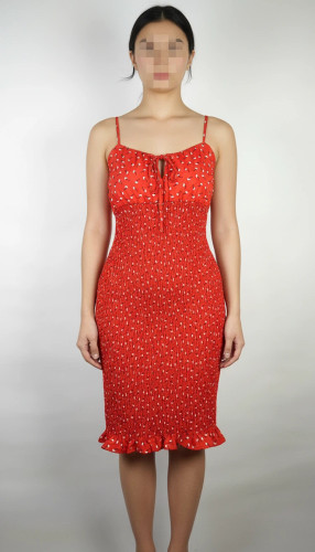 پیراهن زنانه وارداتی استوک قرمز، بنددار، یقه گرد باز، فرم نیمهچسبان تا بالای زانو، عرض سینه ۴۶ و قد ۸۷ سانتیمتر، مناسب استایل مهمانی و رسمی، عکاسی شده روی تن با پسزمینه ساده روشن.