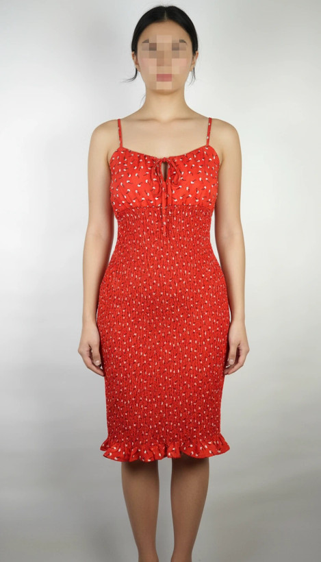 پیراهن زنانه وارداتی استوک قرمز، بنددار، یقه گرد باز، فرم نیمهچسبان تا بالای زانو، عرض سینه ۴۶ و قد ۸۷ سانتیمتر، مناسب استایل مهمانی و رسمی، عکاسی شده روی تن با پسزمینه ساده روشن.