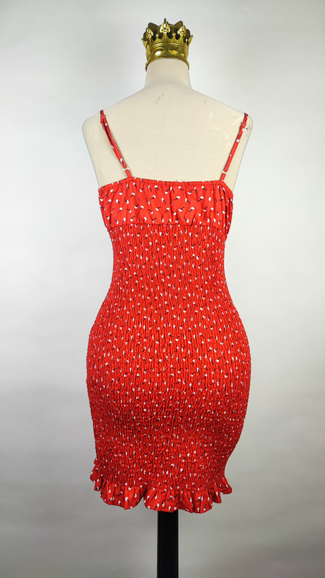 پیراهن زنانه وارداتی استوک قرمز، بنددار، یقه گرد باز، فرم نیمهچسبان تا بالای زانو، عرض سینه ۴۶ و قد ۸۷ سانتیمتر، مناسب استایل مهمانی و رسمی، عکاسی شده روی تن با پسزمینه ساده روشن.