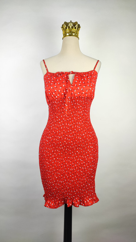 پیراهن زنانه وارداتی استوک قرمز، بنددار، یقه گرد باز، فرم نیمهچسبان تا بالای زانو، عرض سینه ۴۶ و قد ۸۷ سانتیمتر، مناسب استایل مهمانی و رسمی، عکاسی شده روی تن با پسزمینه ساده روشن.