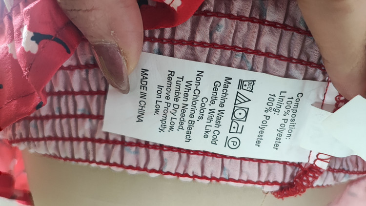 پیراهن زنانه وارداتی استوک قرمز، بنددار، یقه گرد باز، فرم نیمهچسبان تا بالای زانو، عرض سینه ۴۶ و قد ۸۷ سانتیمتر، مناسب استایل مهمانی و رسمی، عکاسی شده روی تن با پسزمینه ساده روشن.