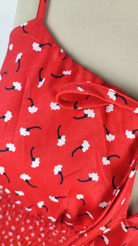 پیراهن زنانه وارداتی استوک قرمز، بنددار، یقه گرد باز، فرم نیمهچسبان تا بالای زانو، عرض سینه ۴۶ و قد ۸۷ سانتیمتر، مناسب استایل مهمانی و رسمی، عکاسی شده روی تن با پسزمینه ساده روشن.