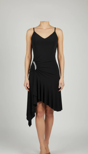 پیراهن زنانه وارداتی استوک مشکی بنددار، یقه هفت، فرم آزاد با پاییندوزی نامتقارن، قد حدود ۹۵ سانتیمتر، مناسب استایل مهمانی و شب، عکاسیشده روی تن با پسزمینه ساده روشن.