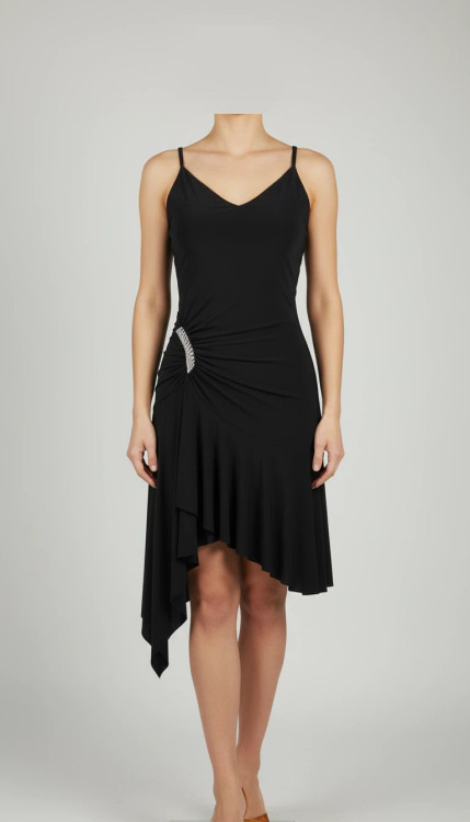 پیراهن زنانه وارداتی استوک مشکی بنددار، یقه هفت، فرم آزاد با پاییندوزی نامتقارن، قد حدود ۹۵ سانتیمتر، مناسب استایل مهمانی و شب، عکاسیشده روی تن با پسزمینه ساده روشن.