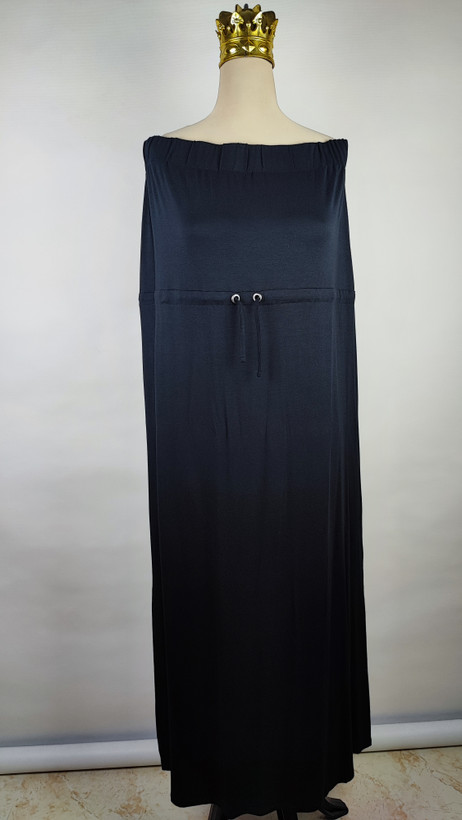 پیراهن زنانه وارداتی استوک مشکی بلند، دکلته بدون بند، فرم آزاد تا کف، عرض سینه ۵۵ و قد ۱۲۵ سانتیمتر، مناسب استایل رسمی و شب، عکاسیشده روی تن با بکگراند روشن ساده.