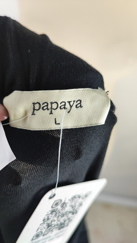 پیراهن زنانه وارداتی استوک مشکی بلند، دکلته بدون بند، فرم آزاد تا کف، عرض سینه ۵۵ و قد ۱۲۵ سانتیمتر، مناسب استایل رسمی و شب، عکاسیشده روی تن با بکگراند روشن ساده.