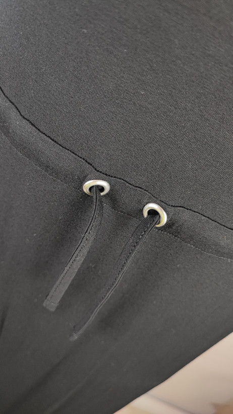 پیراهن زنانه وارداتی استوک مشکی بلند، دکلته بدون بند، فرم آزاد تا کف، عرض سینه ۵۵ و قد ۱۲۵ سانتیمتر، مناسب استایل رسمی و شب، عکاسیشده روی تن با بکگراند روشن ساده.