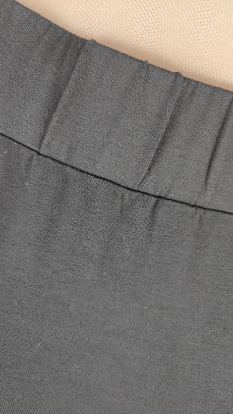 پیراهن زنانه وارداتی استوک مشکی بلند، دکلته بدون بند، فرم آزاد تا کف، عرض سینه ۵۵ و قد ۱۲۵ سانتیمتر، مناسب استایل رسمی و شب، عکاسیشده روی تن با بکگراند روشن ساده.