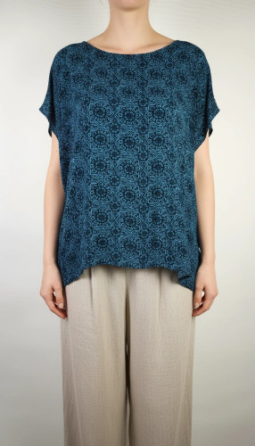 شومیز زنانه وارداتی استوک طرحدار آبی، آستین کوتاه، فرم آزاد، مناسب سایز ۴۸ تا ۵۰، عرض سینه ۶۲ و قد ۶۷ سانتیمتر، مناسب استفاده روزمره، عکاسیشده روی تن با پسزمینه روشن ساده.