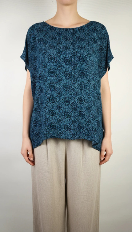 شومیز زنانه وارداتی استوک طرحدار آبی، آستین کوتاه، فرم آزاد، مناسب سایز ۴۸ تا ۵۰، عرض سینه ۶۲ و قد ۶۷ سانتیمتر، مناسب استفاده روزمره، عکاسیشده روی تن با پسزمینه روشن ساده.