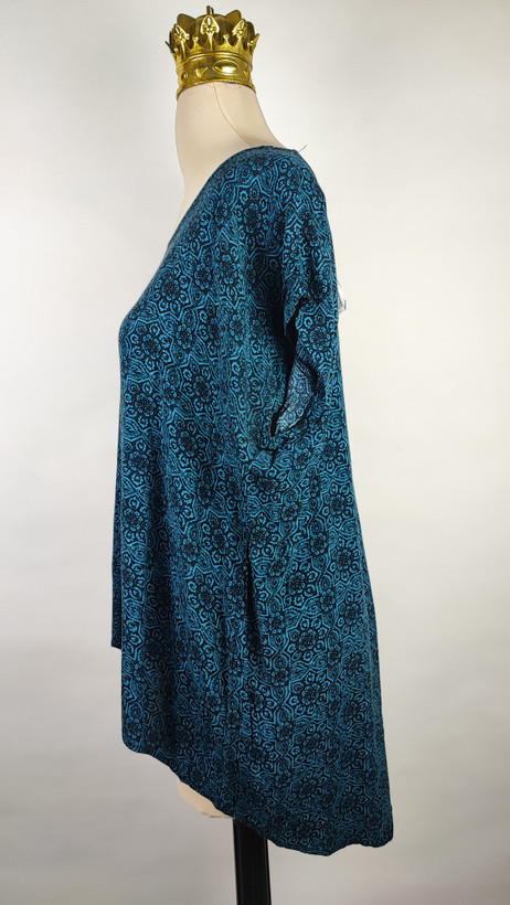 شومیز زنانه وارداتی استوک طرحدار آبی، آستین کوتاه، فرم آزاد، مناسب سایز ۴۸ تا ۵۰، عرض سینه ۶۲ و قد ۶۷ سانتیمتر، مناسب استفاده روزمره، عکاسیشده روی تن با پسزمینه روشن ساده.