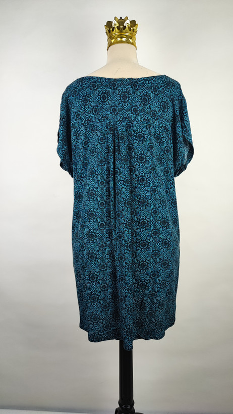 شومیز زنانه وارداتی استوک طرحدار آبی، آستین کوتاه، فرم آزاد، مناسب سایز ۴۸ تا ۵۰، عرض سینه ۶۲ و قد ۶۷ سانتیمتر، مناسب استفاده روزمره، عکاسیشده روی تن با پسزمینه روشن ساده.