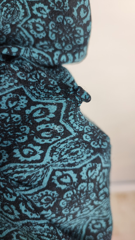 شومیز زنانه وارداتی استوک طرحدار آبی، آستین کوتاه، فرم آزاد، مناسب سایز ۴۸ تا ۵۰، عرض سینه ۶۲ و قد ۶۷ سانتیمتر، مناسب استفاده روزمره، عکاسیشده روی تن با پسزمینه روشن ساده.