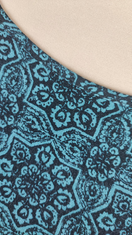 شومیز زنانه وارداتی استوک طرحدار آبی، آستین کوتاه، فرم آزاد، مناسب سایز ۴۸ تا ۵۰، عرض سینه ۶۲ و قد ۶۷ سانتیمتر، مناسب استفاده روزمره، عکاسیشده روی تن با پسزمینه روشن ساده.