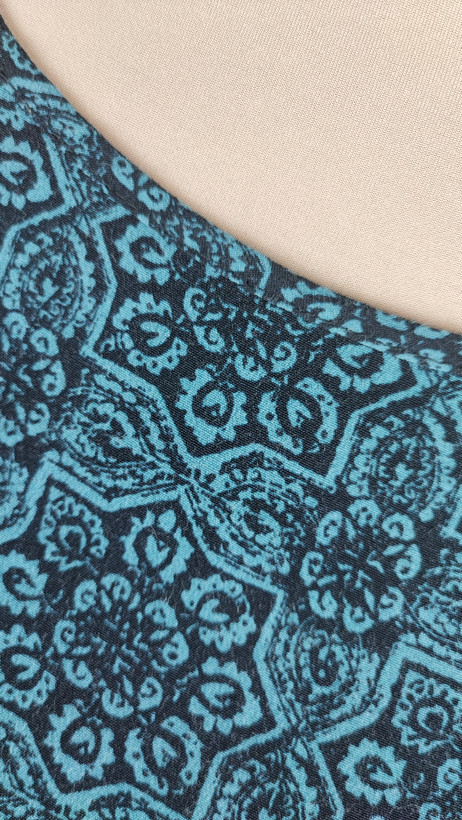 شومیز زنانه وارداتی استوک طرحدار آبی، آستین کوتاه، فرم آزاد، مناسب سایز ۴۸ تا ۵۰، عرض سینه ۶۲ و قد ۶۷ سانتیمتر، مناسب استفاده روزمره، عکاسیشده روی تن با پسزمینه روشن ساده.