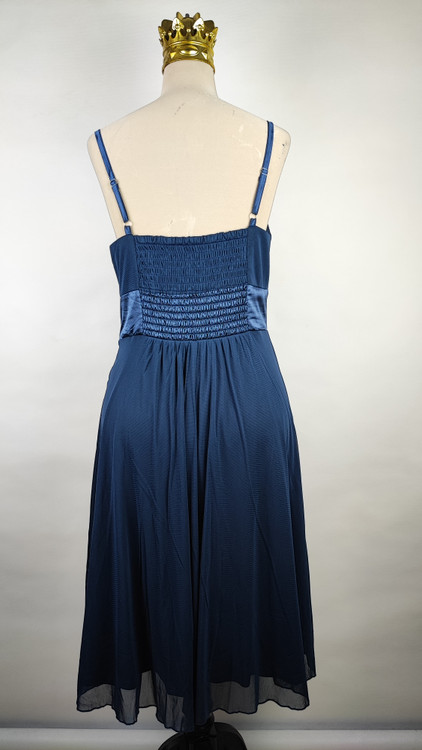 پیراهن زنانه استوک مشکی بنددار، یقه ضربدری، قد ۱۱۰ سانتیمتر، فرم آزاد و شیک، مناسب سایز ۴۲ تا ۴۴، مناسب مهمانی و استایل شب، عکاسیشده روی تن با پسزمینه روشن.