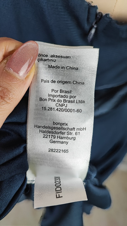 پیراهن زنانه استوک مشکی بنددار، یقه ضربدری، قد ۱۱۰ سانتیمتر، فرم آزاد و شیک، مناسب سایز ۴۲ تا ۴۴، مناسب مهمانی و استایل شب، عکاسیشده روی تن با پسزمینه روشن.