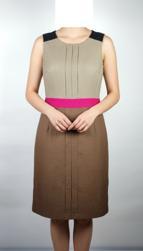 پیراهن زنانه وارداتی استوک بدون آستین، با ترکیب رنگ بژ و قهوهای و کمربند صورتی، مناسب سایز ۳۸ تا ۴۰، عرض سینه ۴۵ و قد ۹۵ سانتیمتر، عکاسیشده روی تن با پسزمینه روشن.